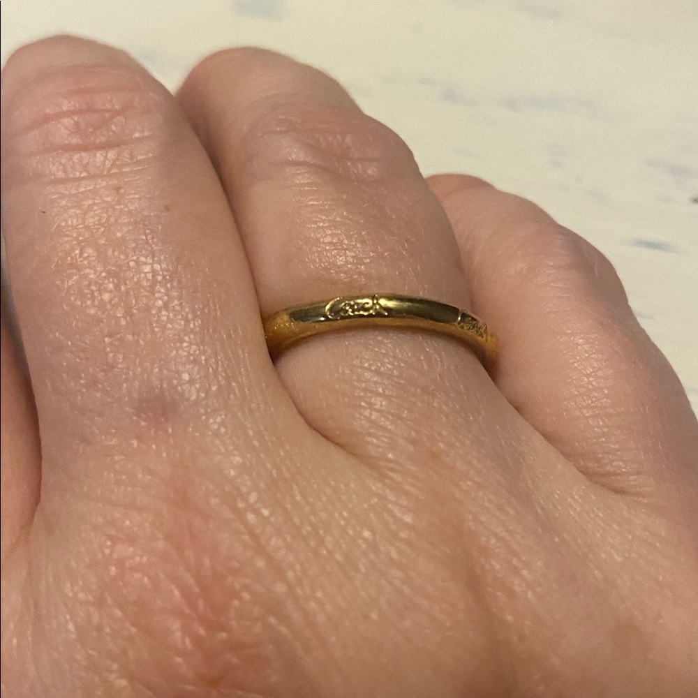 Coach Gold Band Ring

Size 7

Beautiful! Vintage - Picture 3 of 4